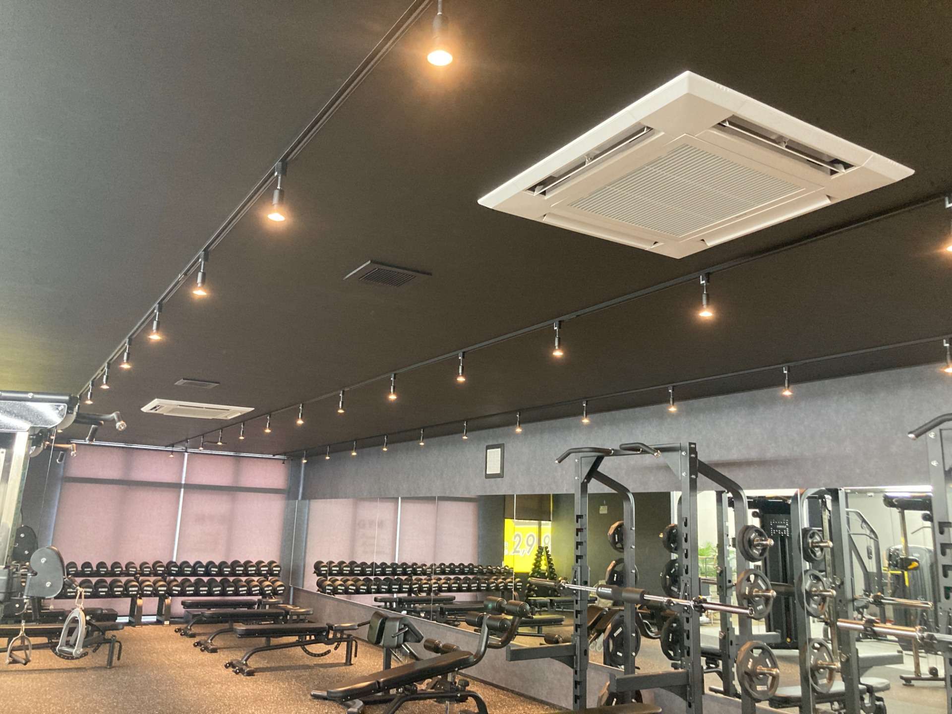 愛知県スポーツジム内 パッケージエアコン交換