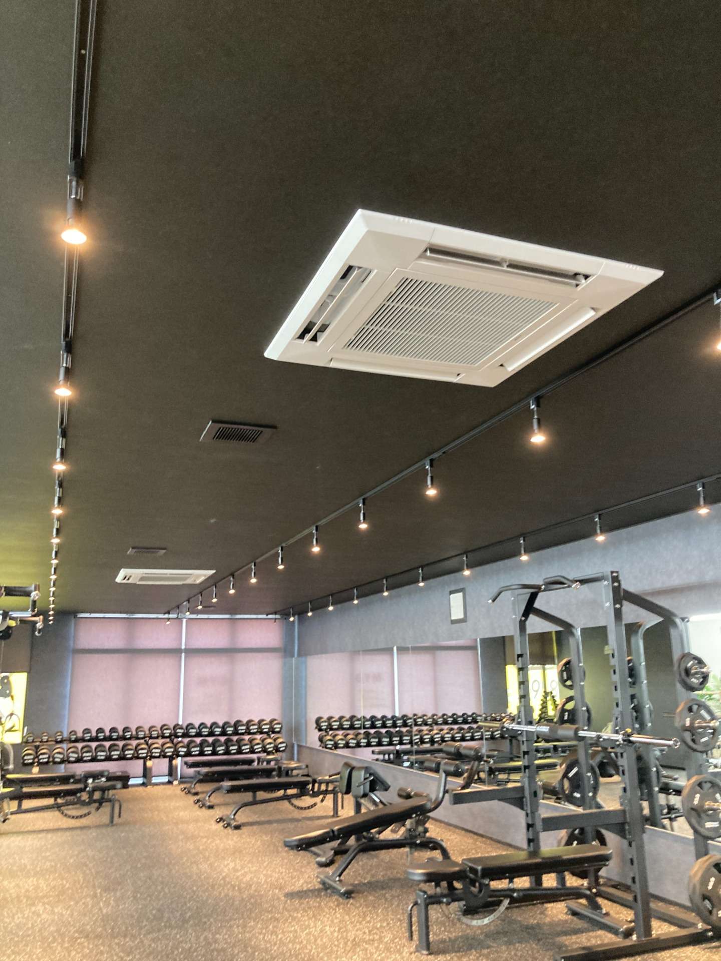 愛知県スポーツジム内　パッケージエアコン交換